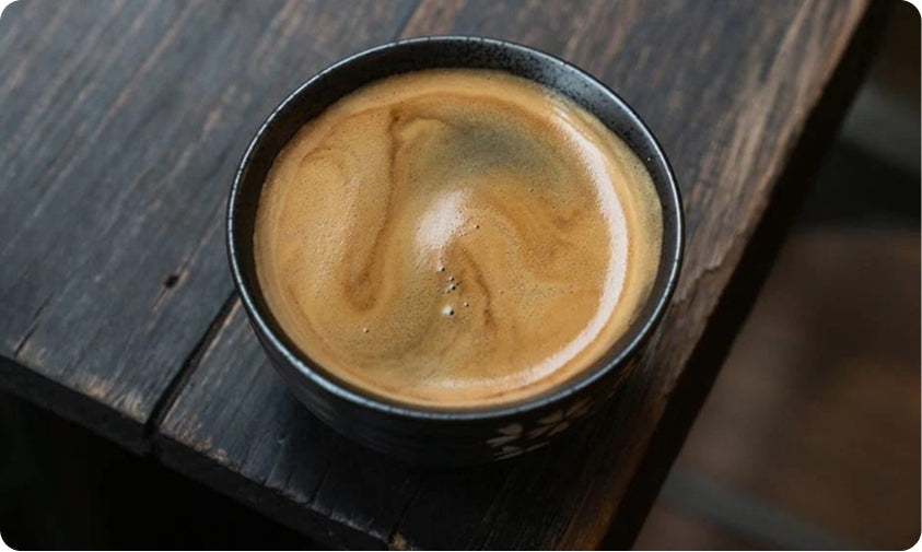 Kako mi je kava z gobami izboljšala fokus (brez tresenja)