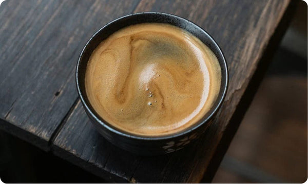 Kako mi je kava z gobami izboljšala fokus (brez tresenja)